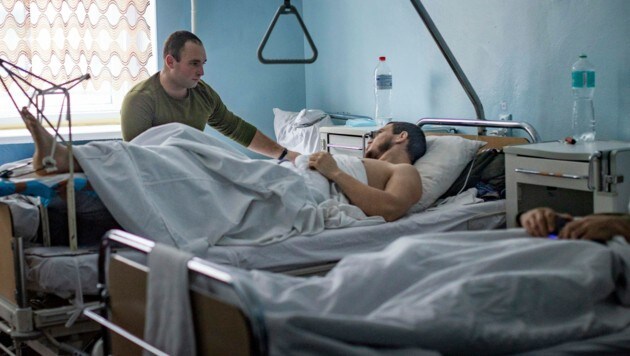 Ein verwundeter ukrainischer Soldat im Militärkrankenhaus in Pokrowsk (Bild: AP)