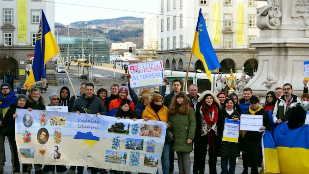 Am Donnerstag gab´s die erste spontane Demo gegen den Krieg in der Ukraine am Linzer Hauptplat (Bild: zVg)