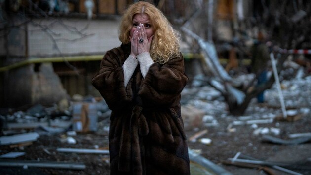 Eine Frau aus Kiew steht vor den Trümmern ihres Hauses, das Opfer eines Raketenangriffs der Russen geworden ist. (Bild: The Associated Press)
