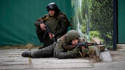 Ukrainische Soldaten sollen sich gegen ihren Präsidenten wenden, schlägt Putin vor. (Bild: AP)