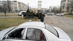 Leichen russischer Solaten in ukrainischen Uniformen - die Männer wurden bei einem Gefecht in Kiew getötet. (Bild: AFP, Krone KREATIV)