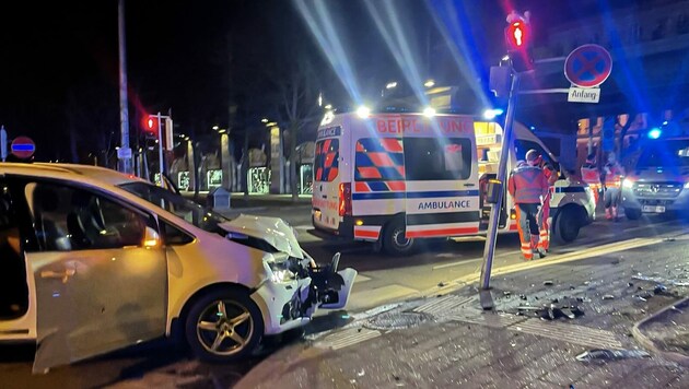 Der Pkw der Wiener Familie prallte mit einem zweiten Fahrzeug zusammen und fuhr dann gegen einen Ampelmasten. (Bild: Berufsrettung Wien)