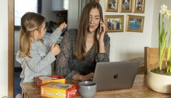 Frauen im Homeoffice klagen vielfach über Doppel- oder sogar Dreifachbelastung durch Haushalt und Kinderbetreuung. (Bild: Brenek Malena)