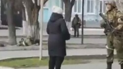 „Was zum Teufel machst du hier?“ Die unbekannte Frau aus Henichesk vor einem russischen Soldaten. (Bild: Twitter)