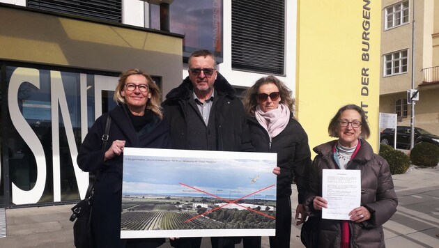 Dagmar Gracher, Helmuth Renner, Elvira Schaffrian und Kathrin Eberl-Svoboda (re.) nach der Übergabe der Petition. (Bild: HS)