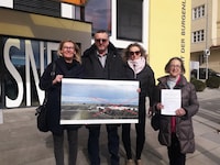 Dagmar Gracher, Helmuth Renner, Elvira Schaffrian und Kathrin Eberl-Svoboda (re.) nach der Übergabe der Petition. (Bild: HS)