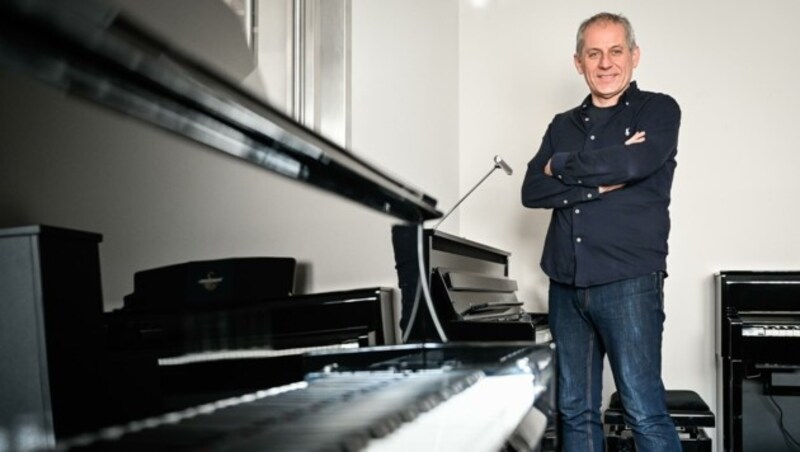 Karl Danner mit digitalen Klavieren. (Bild: Alexander Schwarzl)