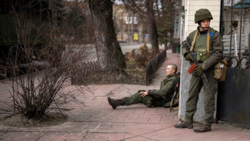 Die Kämpfe haben das Stadtgebiet von Kiew erreicht. Ein verletzter ukrainischer Soldat wird von einem Kollegen bewacht. (Bild: AP)