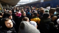 Gedränge auf dem Hauptbahnhof in Kiew: Jeder will so schnell wie möglich die Stadt verlassen. (Bild: UMIT BEKTAS)