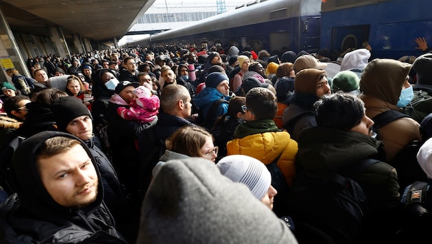 Gedränge auf dem Hauptbahnhof in Kiew: Jeder will so schnell wie möglich die Stadt verlassen. (Bild: UMIT BEKTAS)
