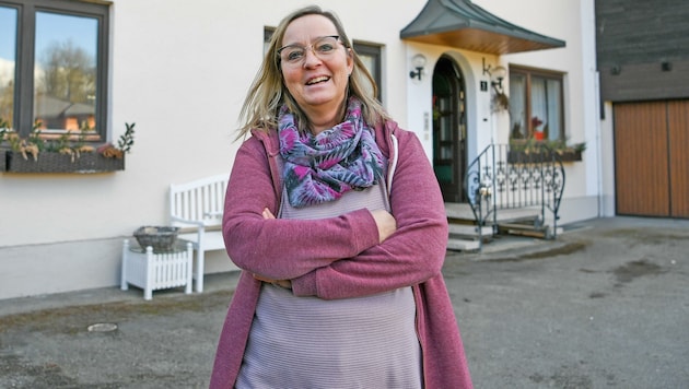 Regina Weißenborn aus Vorchdorf überlegt, ihr Haus zu verkaufen, da die laufenden Kosten die Einnahmen übersteigen. (Bild: Fellner Klemens)