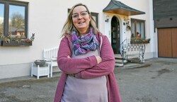 Regina Weißenborn aus Vorchdorf überlegt, ihr Haus zu verkaufen, da die laufenden Kosten die Einnahmen übersteigen. (Bild: Fellner Klemens)
