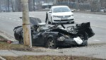 Angesichts der Überreste des Autos ist es kaum zu glauben, dass der Fahrer den Angriff überleben konnte. (Bild: AFP/Sergei SUPINSKY)