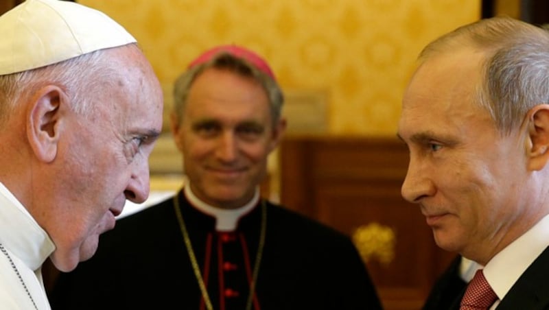 Papst Franziskus und Russlands Putin bei einer Audienz im Jahr 2015. (Bild: AP Photo/Gregorio Borgia)