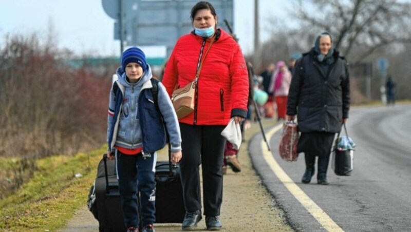 Ukrainische Flüchtlinge an der Grenze zu Ungarn (Bild: AFP)