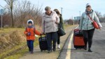 Ukrainische Flüchtlinge an der Grenze zu Ungarn (Bild: AFP)