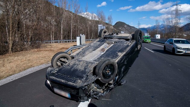 Der Wagen ist nach dem Überschlag ein Totalschaden. (Bild: Zeitungsfoto.at/Team)