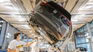 Die einst unberührbar erscheinenden Autogiganten stecken in der Krise – und gleichen finanziell ...