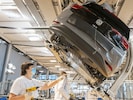 Die einst unberührbar erscheinenden Autogiganten stecken in der Krise – und gleichen finanziell ...