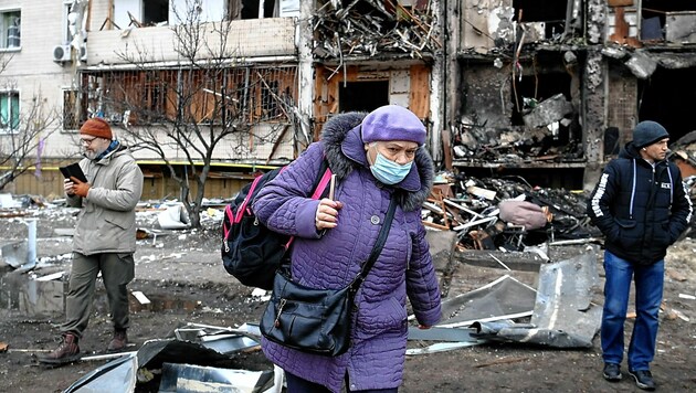 Tod, Zerstörung, Verzweiflung. Das Leid des Krieges trifft mit voller Wucht jetzt die ukrainische Zivilbevölkerung. (Bild: AFP)