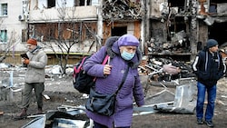 Tod, Zerstörung, Verzweiflung. Das Leid des Krieges trifft mit voller Wucht jetzt die ukrainische Zivilbevölkerung. (Bild: AFP)
