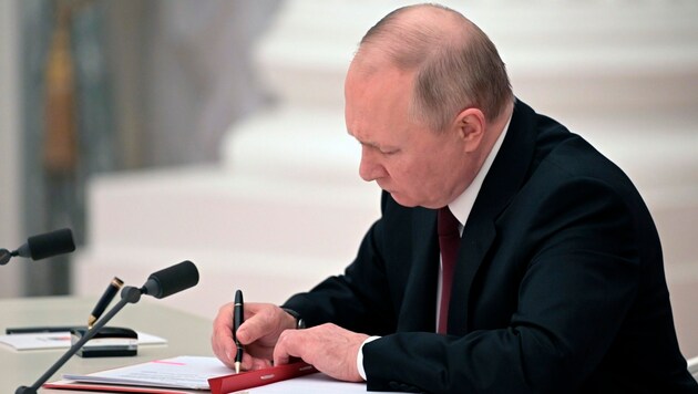 Russlands Präsident Wladimir Putin will mit allen Mitteln verhindern, dass die Ukraine NATO-Mitglied wird. (Bild: AP)