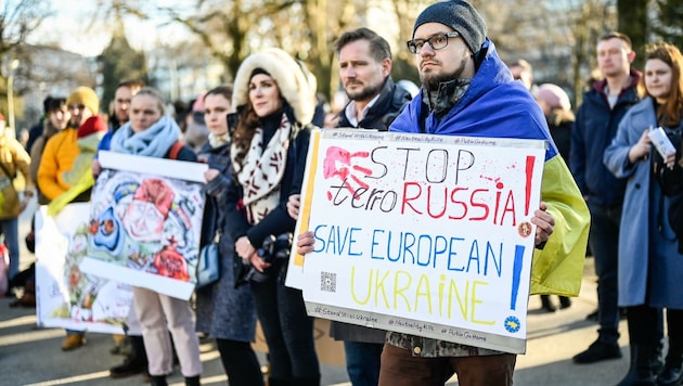 Im Linzer Volksgarten demonstrierten etwa 150 Ukrainer für ein sofortiges Kriegsende (r.) und baten um Solidarität für ihr Heimatland und ihre Landsleute (Bild: Alexander Schwarzl)