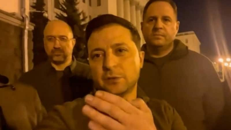 Mit diesem Video auf Facebook will Wolodymyr Selenskyl, der Präsident der Ukraine, zeigen: „Wir sind alle noch hier.“ (Bild: AFP/Facebook-Account von Wolodymyr Selenskyj)