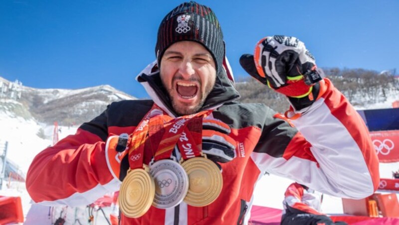 Österreichs Olympiaheld Johannes Strolz mit seinen drei Peking-Medaillen (Bild: GEPA pictures)