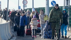Ukrainische Familien mit Kindern überqueren in Krakovez die Grenze zu Polen. (Bild: AP)
