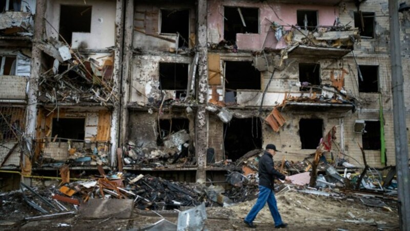 Ein bei einem Raketenangriff zerstörtes Wohnhaus in der ukrainischen Hauptstadt Kiew (Archivbild) (Bild: AP)