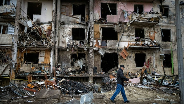 Ein bei einem Raketenangriff zerstörtes Wohnhaus in der ukrainischen Hauptstadt Kiew (Archivbild) (Bild: AP)