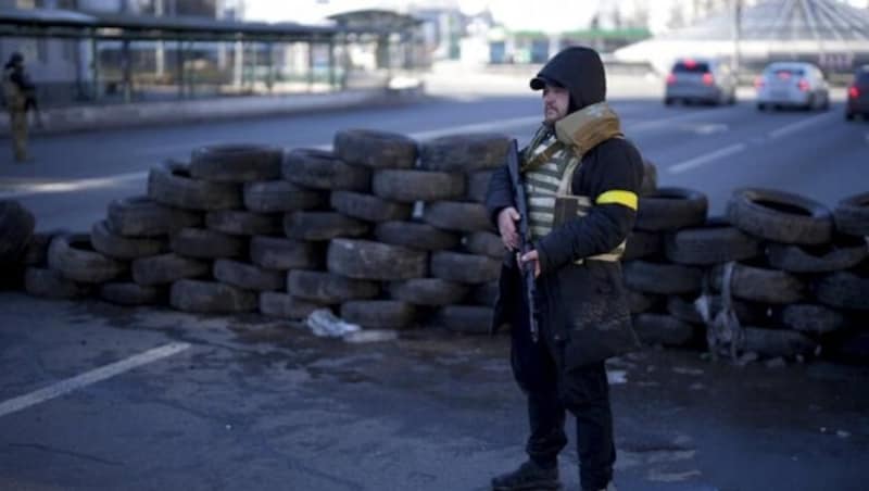 Eine Straßensperre in Kiew: Das ukrainische Militär leistet den russischen Invasionstruppen erbitterten Widerstand. (Bild: Glomex)