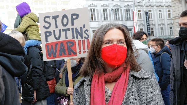 Bei der kürzlich stattgefundenen Kundgebung gegen den Ukraine-Krieg marschierte auch Bürgermeisterin Elke Kahr von der KPÖ mit. (Bild: Christian Jauschowetz)