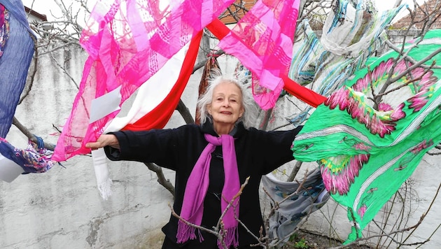 Für das Kunstprojekt werden viele bunte Schals benötigt. Hirschmann und Hannak wollen damit eine Installation schaffen und Verbundenheit mit afghanischen Frauen zeigen. (Bild: Reinhardt Judt)