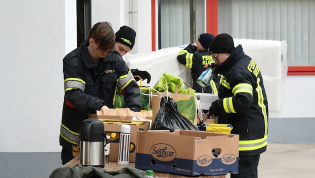 Rund 30 Kameradinnen und Kameraden der Feuerwehr verluden am Samstag in Siegendorf Spenden. (Bild: Huber Patrick)