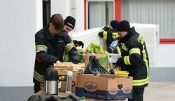 Rund 30 Kameradinnen und Kameraden der Feuerwehr verluden am Samstag in Siegendorf Spenden. (Bild: Huber Patrick)