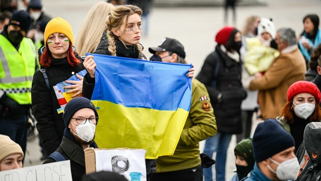 In Oberösterreich lebenden Ukrainern steht die Sorge um die Heimat ins Gesicht geschrieben (Bild: Alexander Schwarzl)
