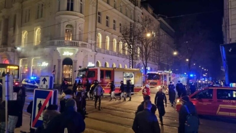 Großaufgebot der Grazer Feuerwehr mitten in der City (Bild: Kallinger)