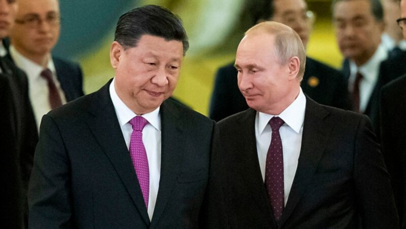 Der chinesische Präsident Xi Jinping and sein russischer Amtskollege Wladimir Putin sollen mit anderen Autokraten an einer neuen „Achse des Bösen“ arbeiten. (Bild: AP)