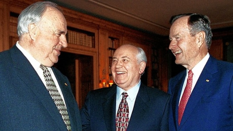 Sie beendeten den Kalten Krieg: US-Präsident George Bush sen. (rechts), Kremlchef Michail Gorbatschow (Mitte) und der deutsche Bundeskanzler Helmut Kohl (links). (Bild: AP)