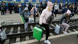 Hunderttausende Ukrainer haben bereits ihr Land verlassen. (Bild: AP)