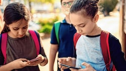 Mädchen zwischen 16 und 18 schauen laut einer neuen Studie 67 Stunden pro Woche in ihre Handys, bei Burschen sind es „nur“ 60 Stunden. (Bild: stock.adobe.com)