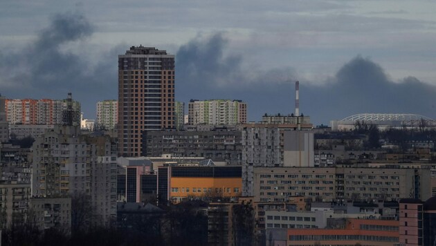 Rauch liegt über Kiew, immer wieder kommt es zu Explosionen. (Bild: Reuters)