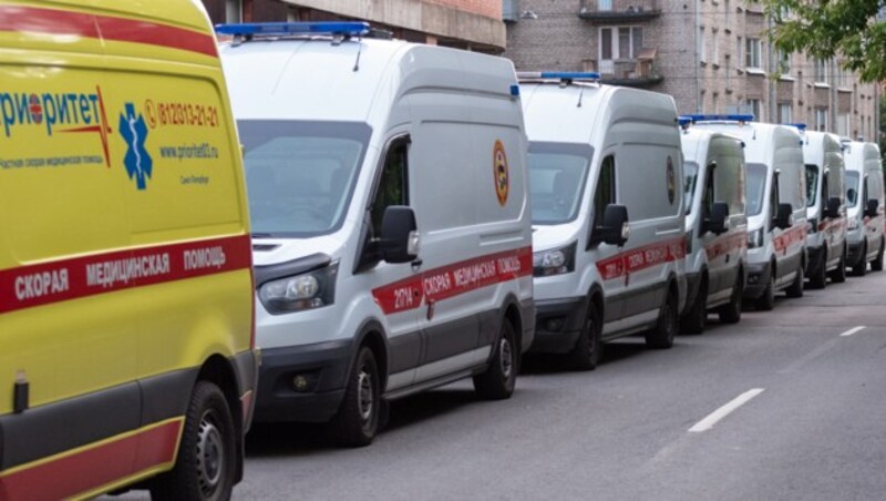 Rettungswagen vor einem Krankenhaus im russischen St. Petersburg (Archivbild) (Bild: stock.adobe.com)