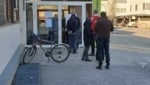 In Lienz standen die ersten Wähler bereits vor 8 Uhr vor den noch verschlossenen Wahllokalen. (Bild: Martin Oberbichler)