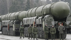 Russische Militärs sollen über einen nuklearen Einsatz beraten haben - ohne Putin einzubinden. (Bild: AFP)