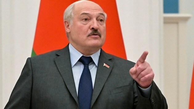 Weißrusslands Präsident Alexander Lukaschenko fühlt sich ebenfalls „provoziert“ und droht mit Krieg. (Bild: AP)