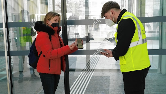 Der Check durch Sicherheitspersonal beim Eingang gehört für die steirischen Studenten schon dazu - zumindest stichprobenartig wird das auch im Sommersemester erfolgen. (Bild: MarcelPail)
