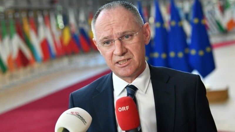 Innenminister Gerhard Karner glaubt nicht, dass viele Menschen aus der Ukraine in Österreich Asyl beantragen werden. (Bild: APA/AFP/John THYS)